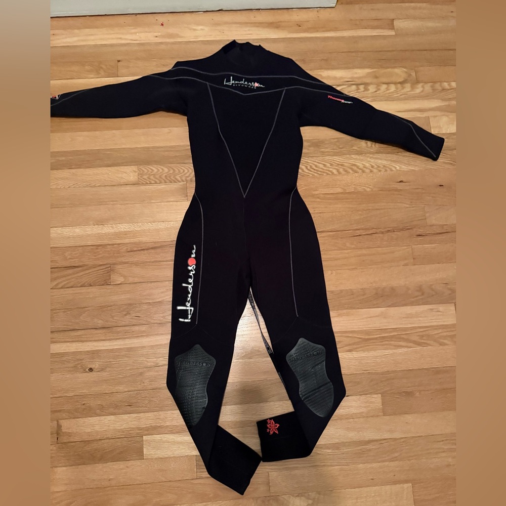 Like new Henderson women's black 3mm thermoprene full zip back wetsuit size 6